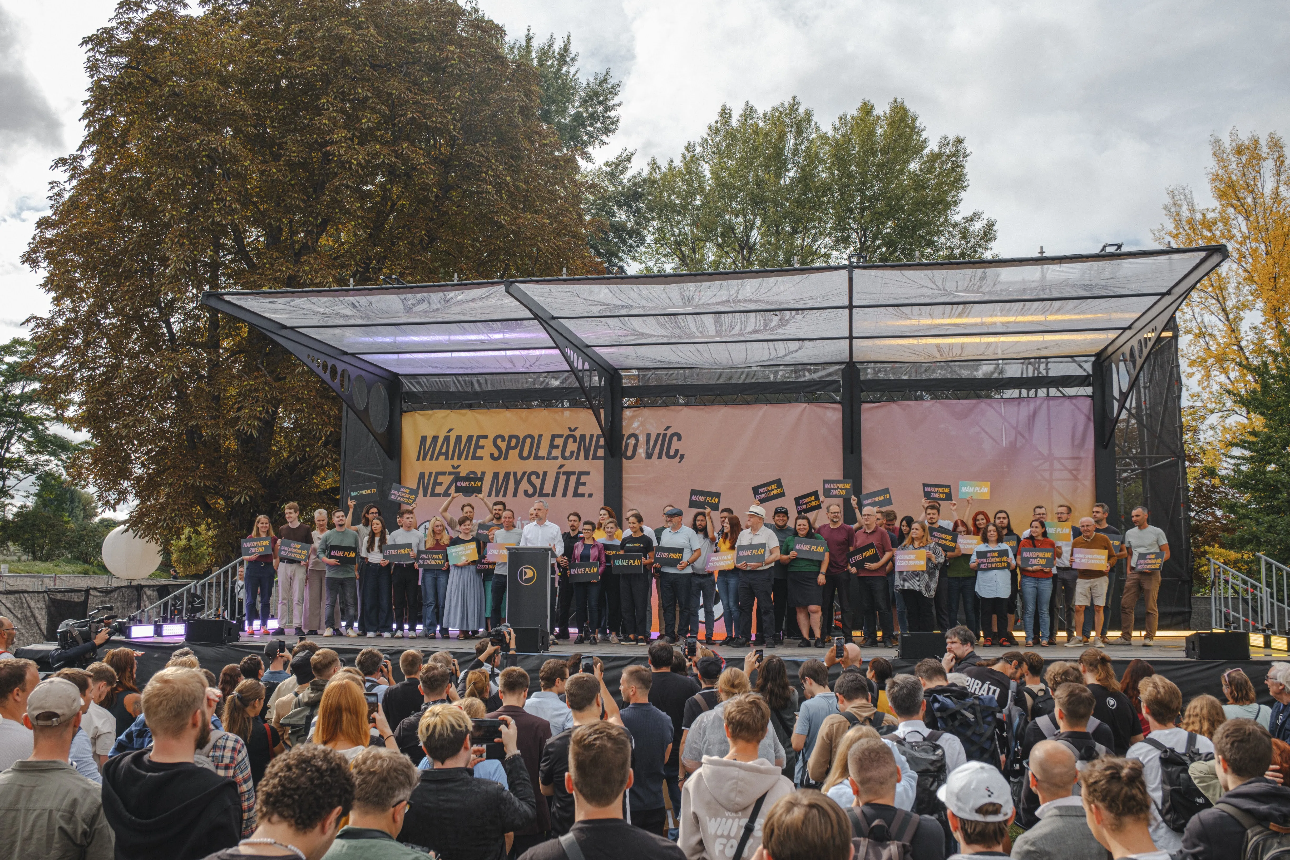 „Máme společného víc, než si myslíte! Letos Piráti.“ Piráti zahájili horkou fázi kampaně s plánem na prvních 100 dnů po volbách